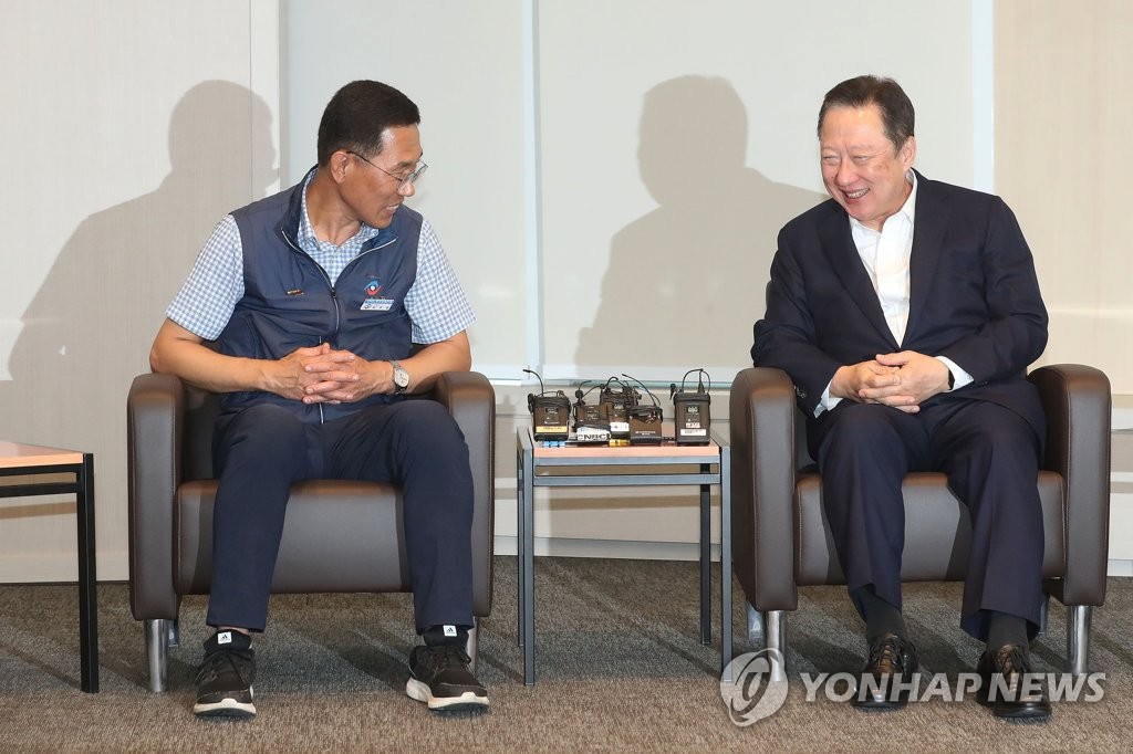 인사 나누는 김주영-김용만