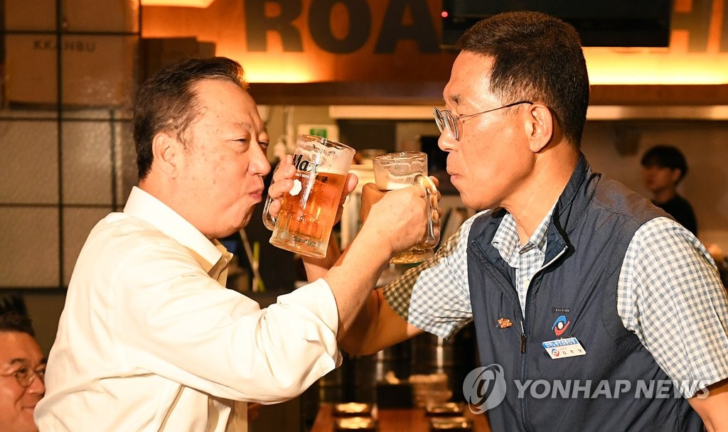 호프 미팅하는 박용만-김주영