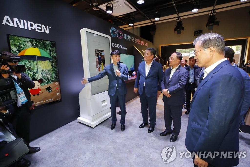 3D 실시간 영상 시연 부스 방문한 문 대통령