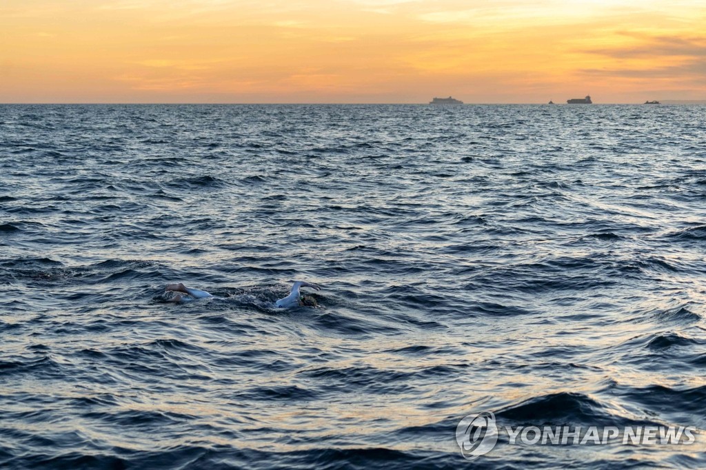 수영으로 영불해협 첫 4번 횡단한 사라 토머스