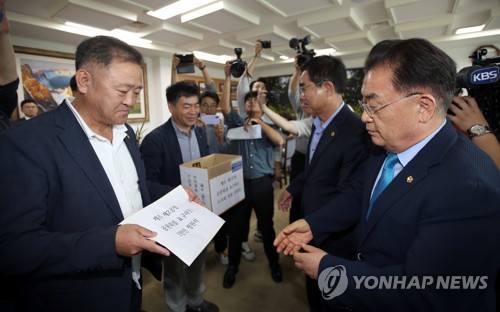 제2공항 공론화 1만인 청원 제주도의회에 제출