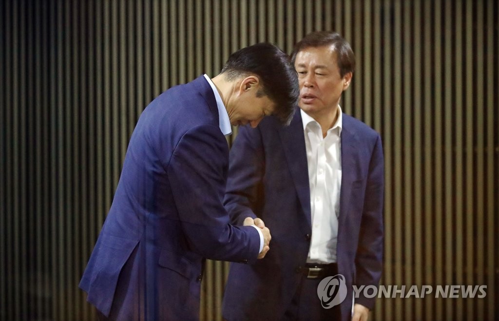 도종환과 인사하는 조국