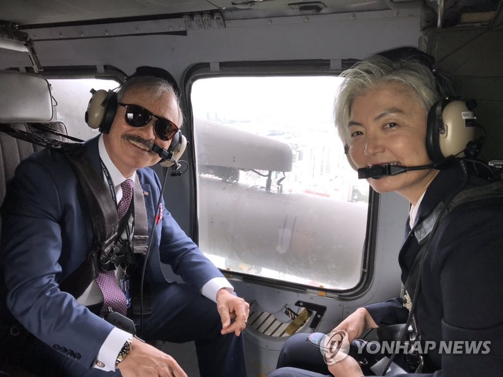 강경화 외교부 장관, 주한 미국대사와 공군기지로 출발