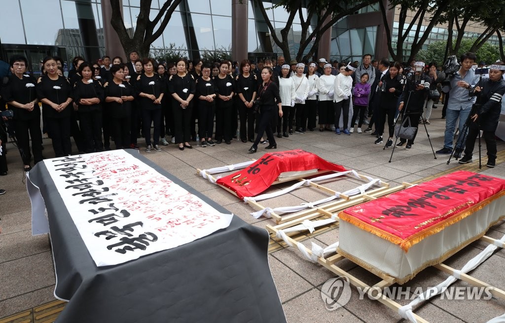 탈북민 모자 추모하는 시민들