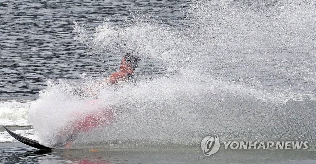 물살 질주하는 수상스키