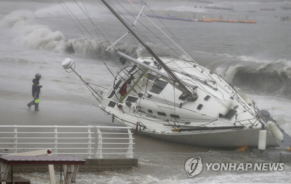 Strong tides as Typhoon Tapah approaches Strong tides as Typhoon Tapah approaches