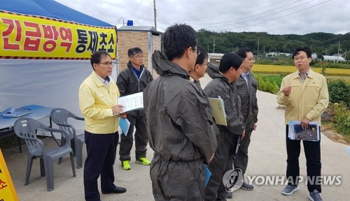 ASF 방역 초소 점검하는 이재욱 차관