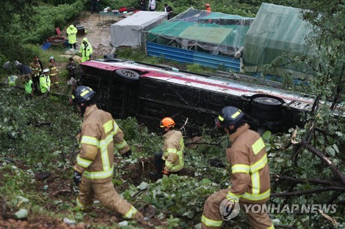 경부고속도로 동대구분기점서 버스 추락, 1명 사망