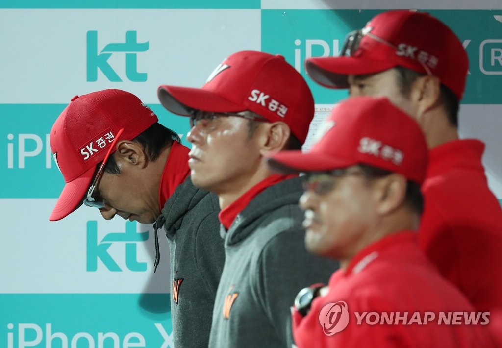 고개 떨군 염경엽 감독