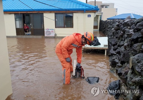 태풍 '미탁' 폭우에 제주 침수 피해