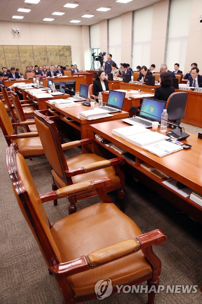 국감장에서 퇴장한 한국당 의원들