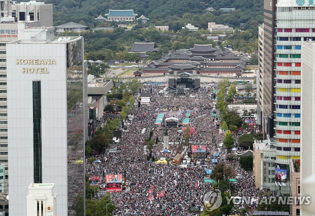 Members of the main opposition Liberty Korea Party and conservatives critical of the liberal government hold a rally at the Gwanghwamun square on Oct. 3, 2019, calling for the removal of Justice Minister Cho Kuk from office. (Yonhap)