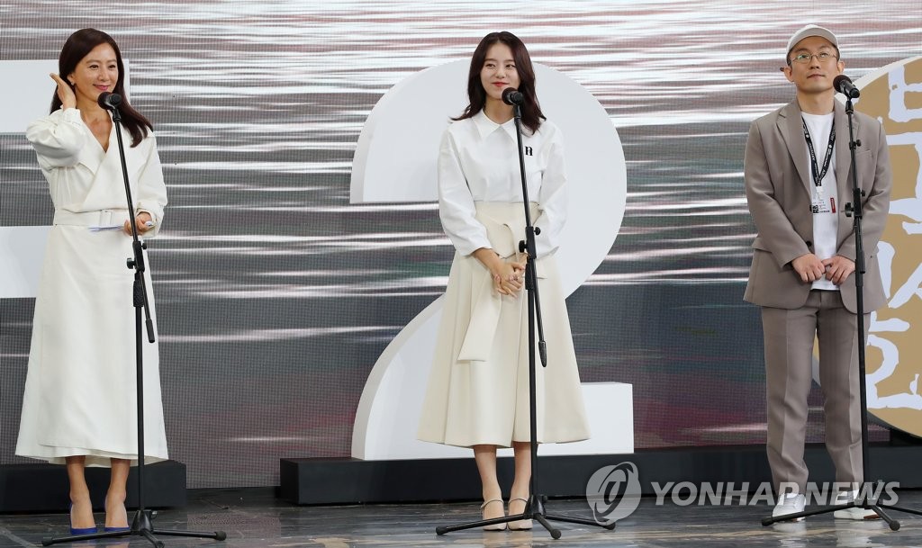 부산영화제 폐막작 '윤희에게' 감독과 배우