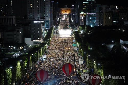 5일 오후 서울 서초역 사거리 일대에서 열린 제8차 검찰 개혁 촛불 문화제에서 참가자들이 구호를 외치고 있다 / 이하 연합뉴스