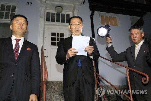 북미 비핵화 실무협상 후 성명 발표하는 김명길