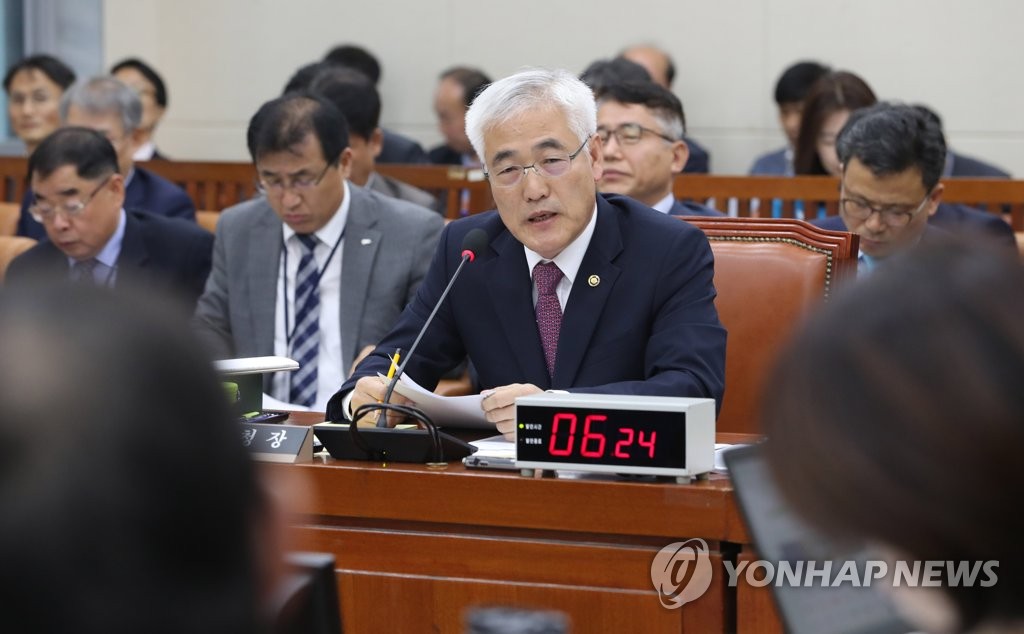 답변하는 김종석 기상청장