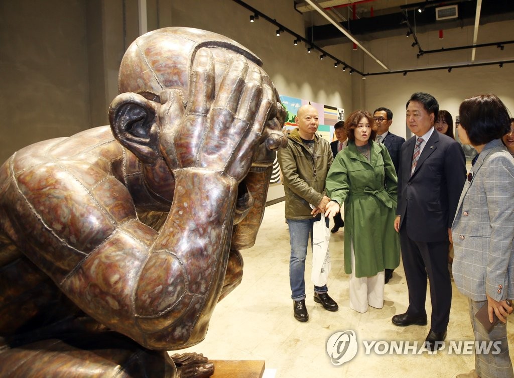 청주공예비엔날레 둘러보는 한범덕 시장