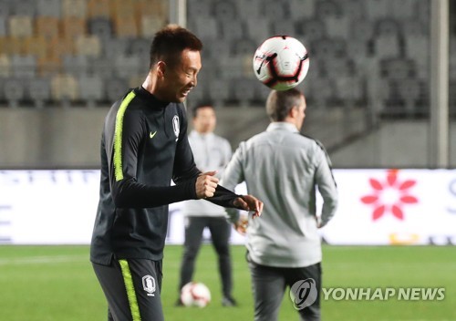 헤딩 훈련하는 김신욱