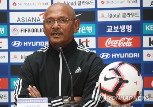질문에 답하는 스리랑카 대표팀 감독