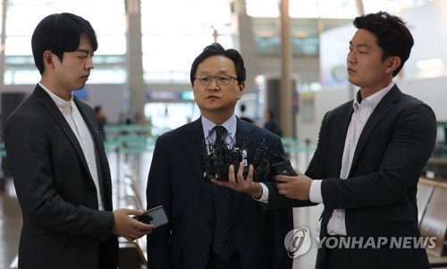 취재진 질문 답하는 정해관 신통상질서협력관