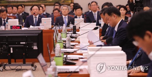 국정감사 자료 살펴보는 농해수위 위원들