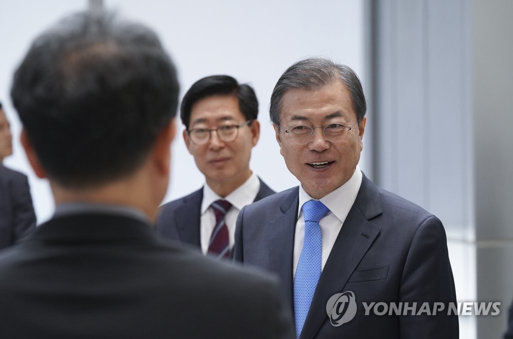 서천 블루바이오밸리 설명 듣는 문 대통령