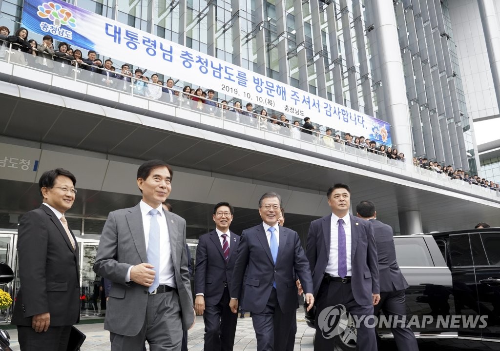 문 대통령, 충남도민 만나러 가는 길