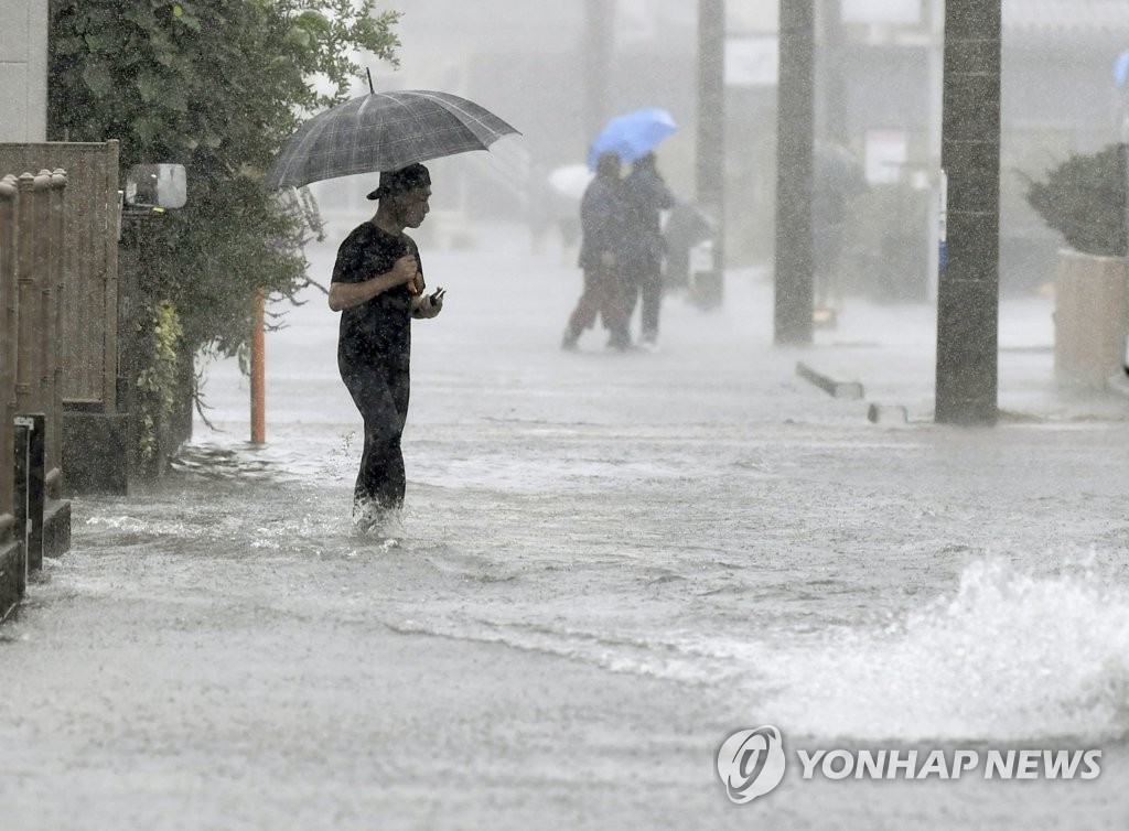 태풍 하기비스 영향으로 물에 잠긴 일본 도로