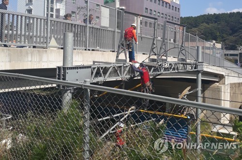 전차선 끊어진 기장역 복구작업