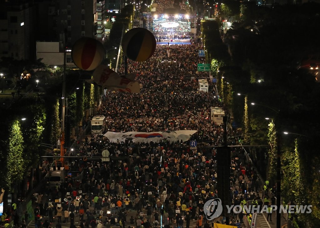 태극기 펼친 검찰 개혁 집회
