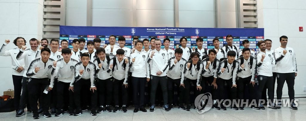 Members of the South Korean men's national football team pose for photos at Incheon International Airport on Oct. 13, 2019, before departing for Pyongyang, via Beijing, for a World Cup qualifying match against North Korea. (Yonhap)