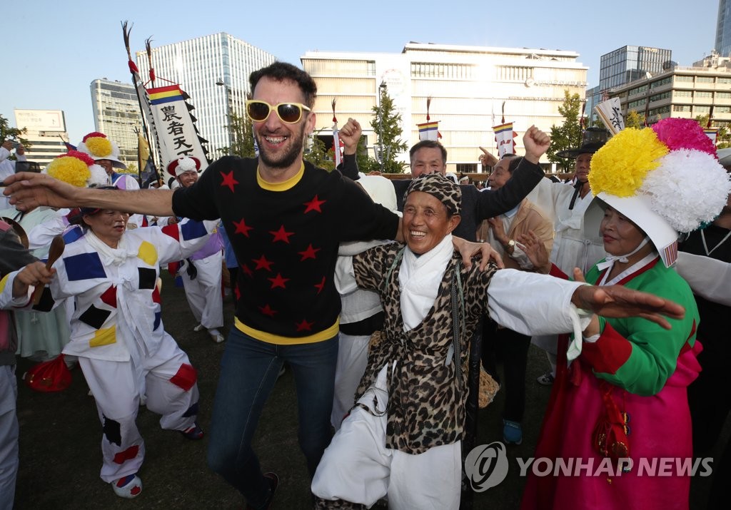 Arirang fest ends Arirang fest ends