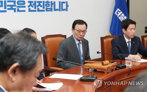 이인영 원내대표에게 모두발언 순서 넘기는 이해찬 대표