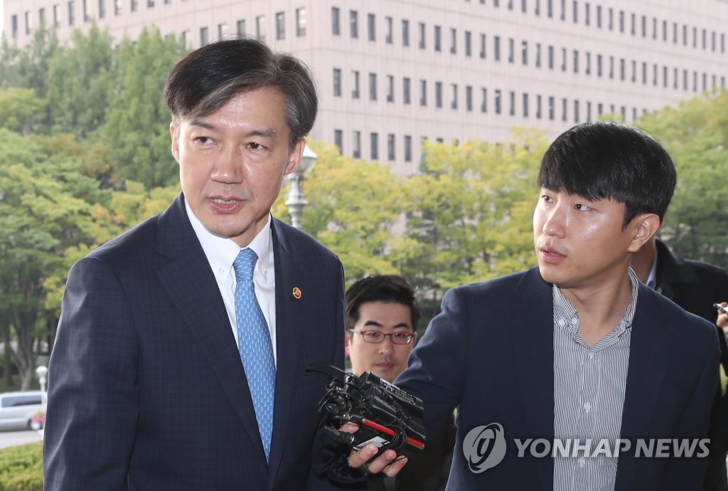 질문 받는 조국 법무장관