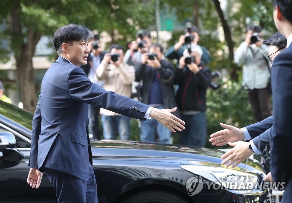 악수 청하는 조국