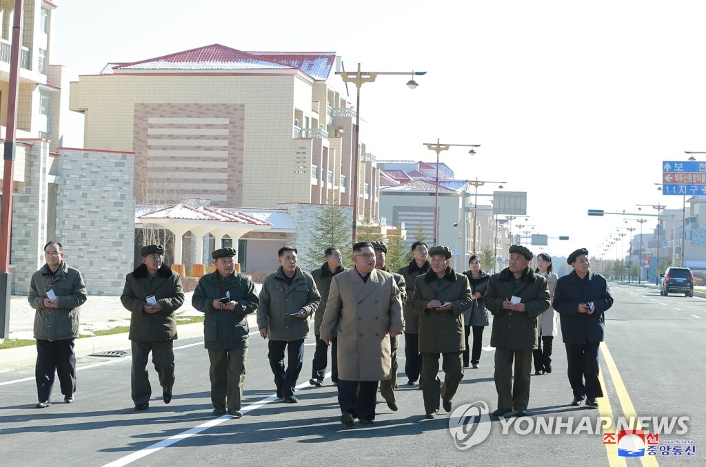 북한 김정은 국무위원장, 삼지연군 건설현장 시찰
