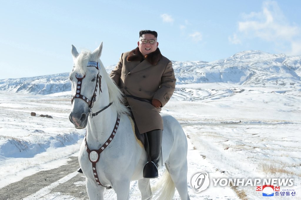 الزعيم الكوري الشمالي على ظهر الخيل الزعيم الكوري الشمالي على ظهر الخيل