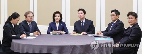 '2+2+2' 회동하는 여야 3당 원내대표와 의원들