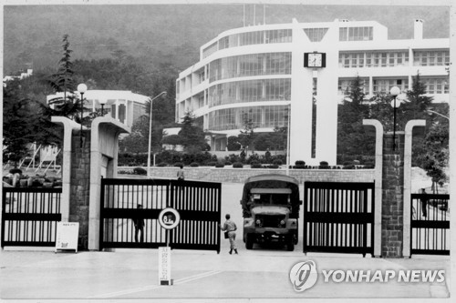 부산대학교 교정에 진주한 계엄군