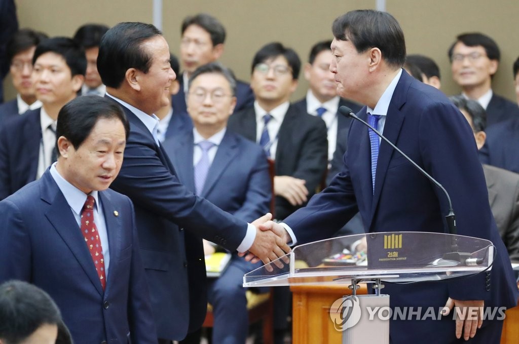 정갑윤 의원과 인사하는 윤석열 총장