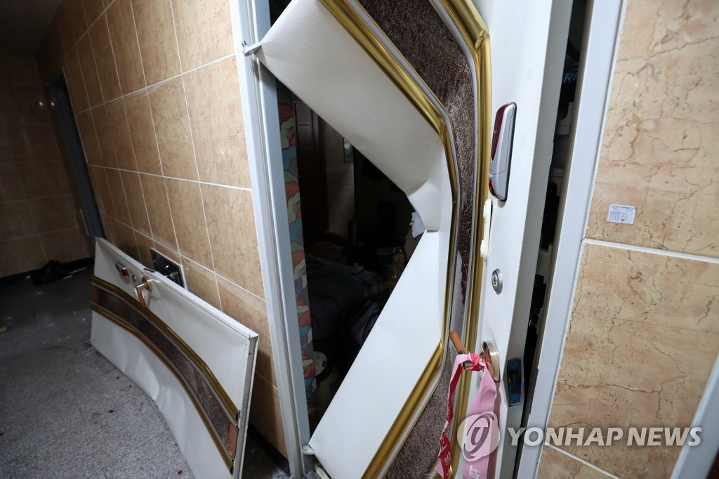 가스 폭발로 날아간 현관문
