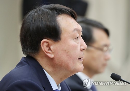 답변하는 윤석열 총장