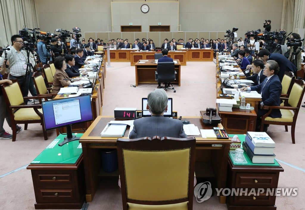 직접 질의하는 여상규 위원장