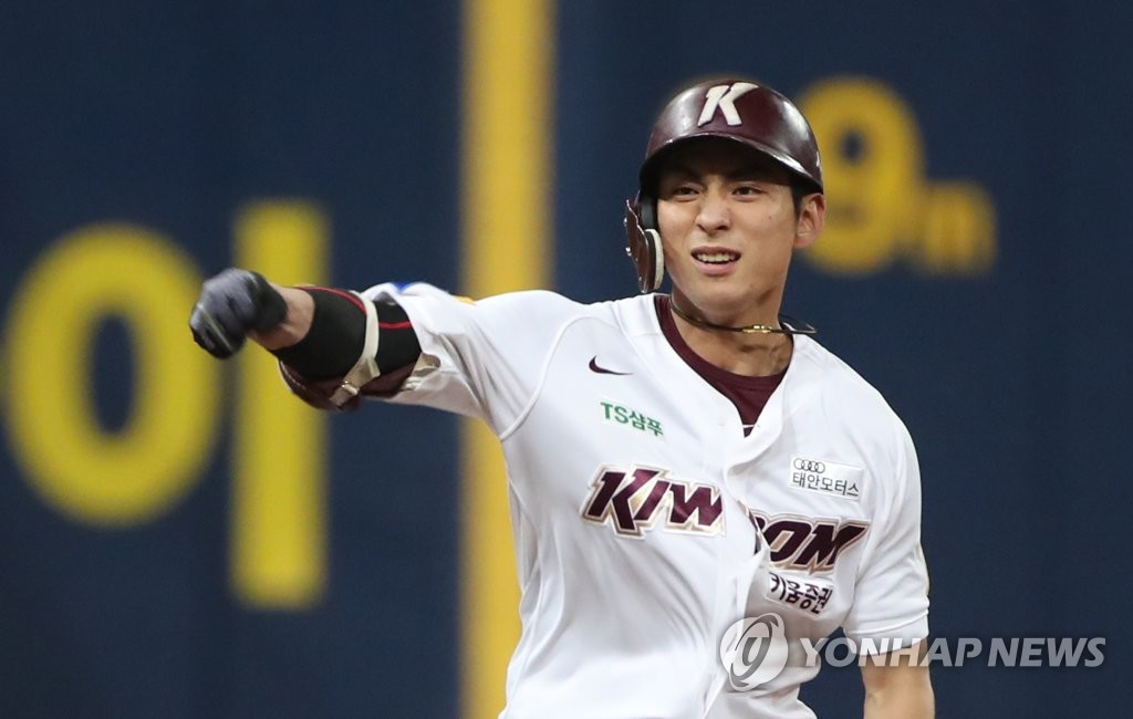 Lee Jung-hoo of the Kiwoom Heroes celebrates his two-run double against the SK Wyverns in the bottom of the third inning of Game 3 of the second round Korea Baseball Organization playoff series at Gocheok Sky Dome in Seoul on Oct. 17, 2019. (Yonhap)