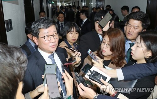 취재진 질문 받는 전해철 의원