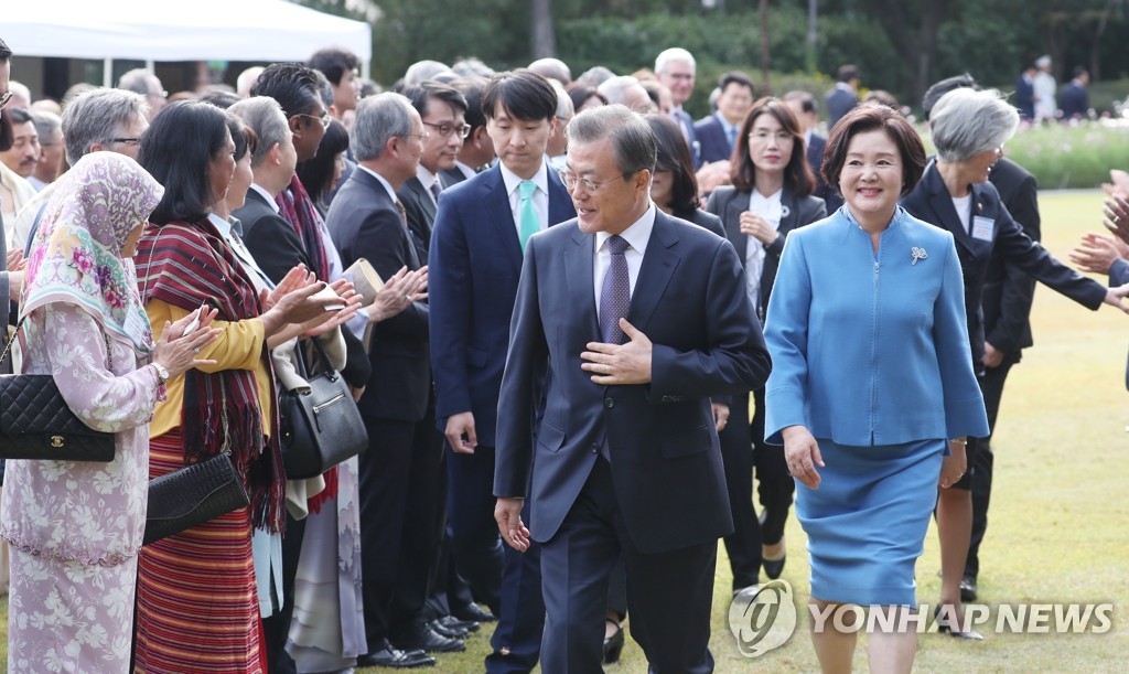 주한외교단 초청 행사 입장하는 문 대통령 내외