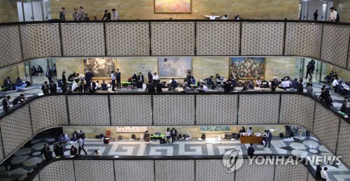 국정감사 종반전, 국감장 앞 관계자들