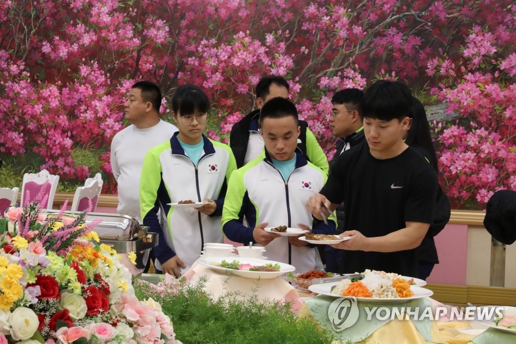 평양 양각도국제호텔에서 저녁 식사 하는 선수단