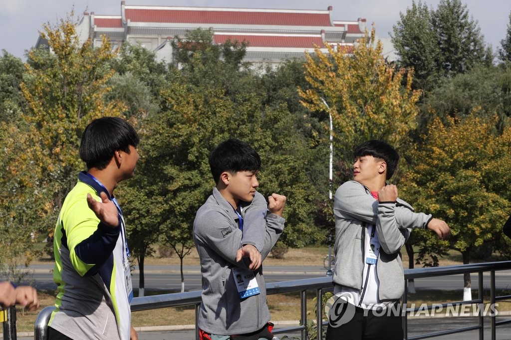 훈련에 앞서 가볍게 몸 푸는 역도 선수단