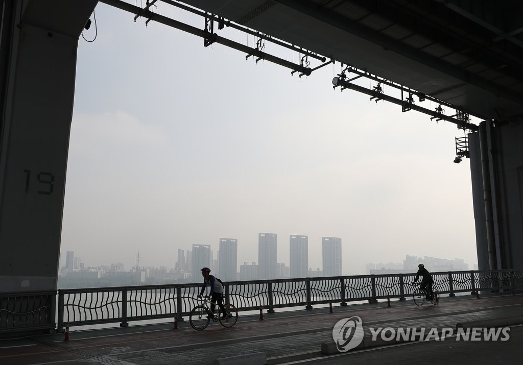 푸른 하늘빛 가리는 안개와 미세먼지